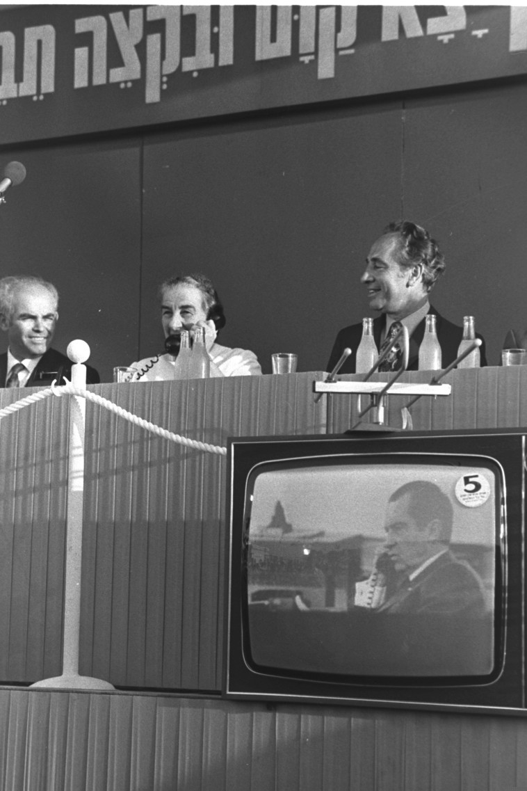 פרס החדשן, גולדה מאיר משוחחת עם ריצ'רד ניקסון בחיבור לוויני. צילום: פריץ כהן, לע"מ