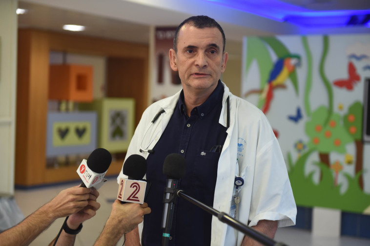 פרופ' דרור מנדל, מנהל הפגייה בבית החולים "דנה". צילום: אבשלום ששוני