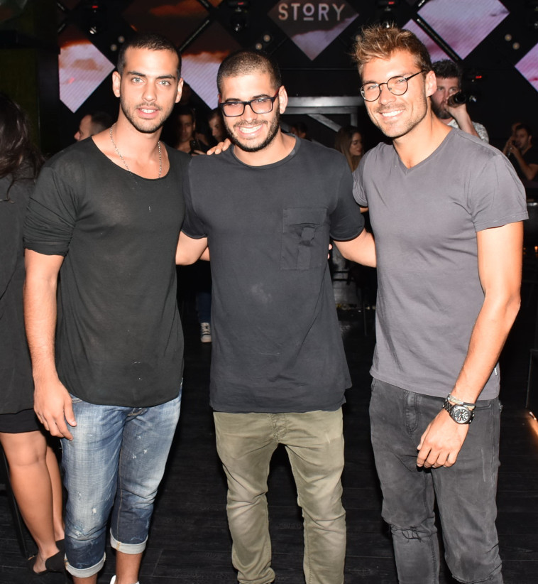 צחוקים אתכם. אילו אוספליק ורון אלוף עם חבר