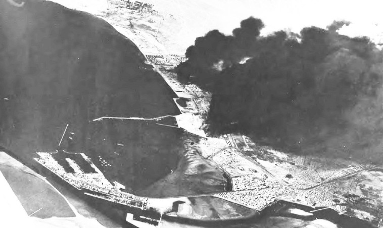 הפצצת בתי הזיקוק בסואץ. צילום: לע"מ