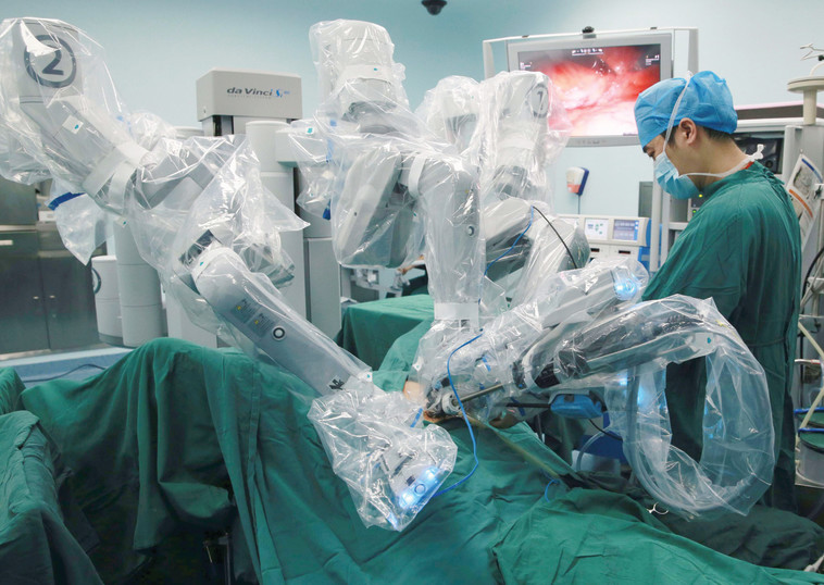 רובוט מסייע בניתוח בבית חולים בבייג'ינג. צילום: רויטרס