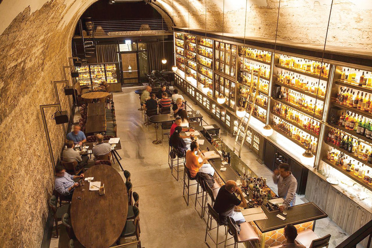 מוזיאון הוויסקי בשרונה, אלכוהול