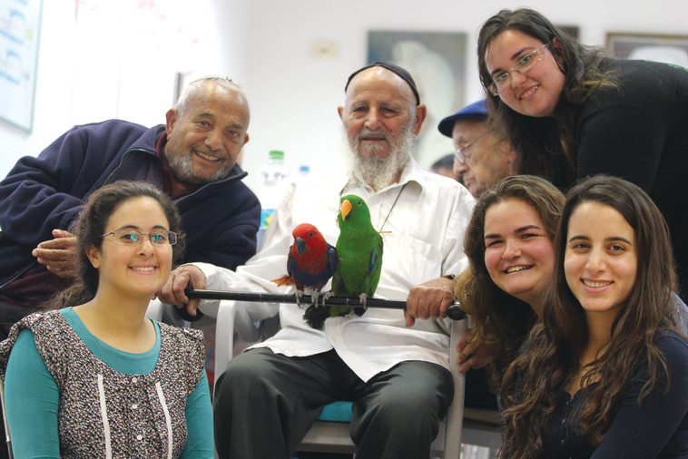&quot;כל מי שרוצה להתנדב - מוזמן&quot;. בנות שירות לאומי במרכז לקשיש. צילום: עמותת בשבי&quot;ל