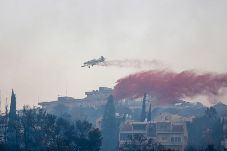 מטוס כיבוי בשמי חיפה. צילום: מאיר ועקנין, פלאש 90