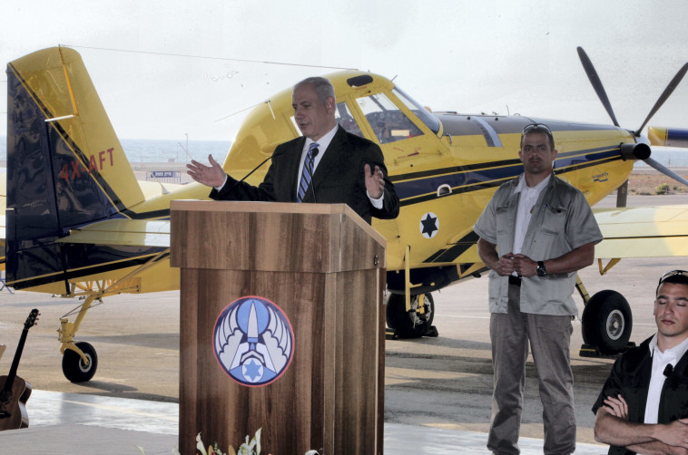 בנימין נתניהו חונך את טייסת הכיבוי. צילום: נאור רהב