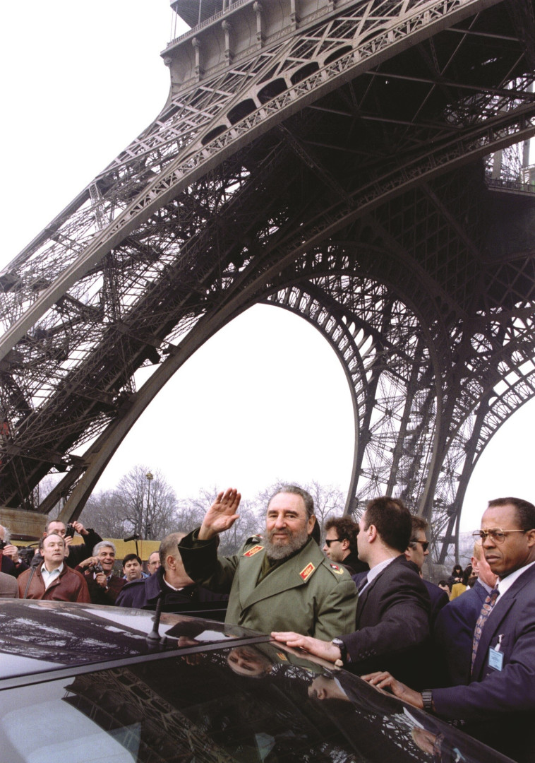 הגיע לשם לעודד את אנשי העסקים הצרפתים להשקיע בקובה, שהייתה במצב קשה. קסטרו בביקור בפריז, 1995. צילום: רויטרס
