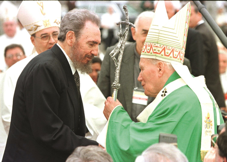 התחושה הייתה סוריאליסטית. האפיפיור יוחנן פאולוס השני וקסטרו במיסה בכיכר המהפכה בקובה, 1998. צילום: רויטרס