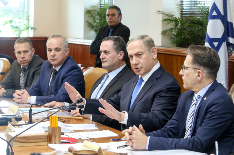 נתניהו בישיבת קבינט. &quot;עדיף שר בטחון במשרה מלאה&quot;. צילום: מרק ישראל סלם