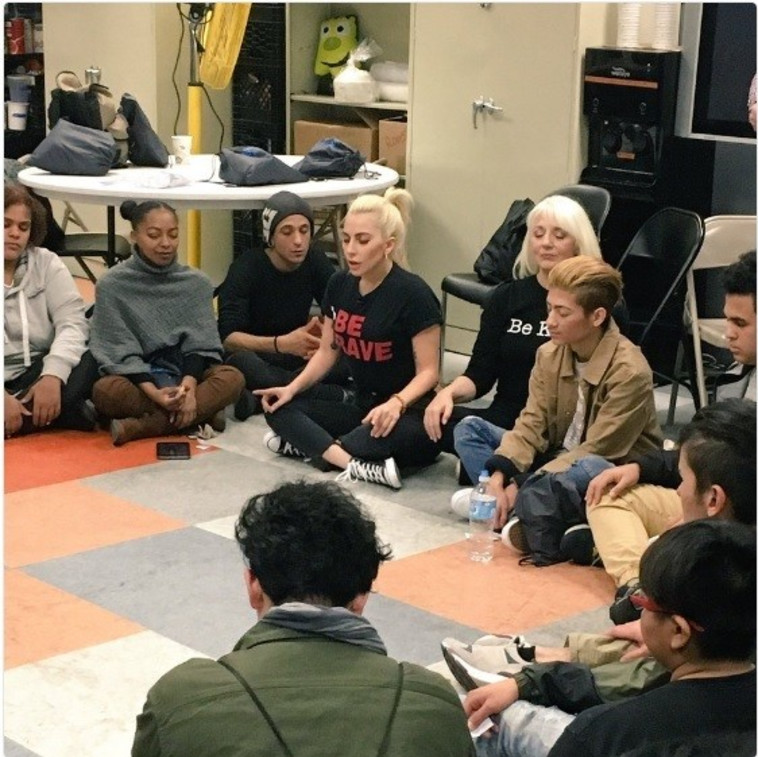 ליידי גאגא במקלט הקהילה הגאה. צילום: טוויטר
