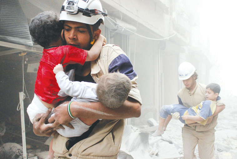 חילוץ ילדים סורים מבניין מופגז בחאלב. צילום: רויטרס