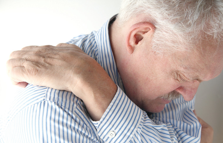 גבר מבוגר מתגרד, צילום אילוסטרציה