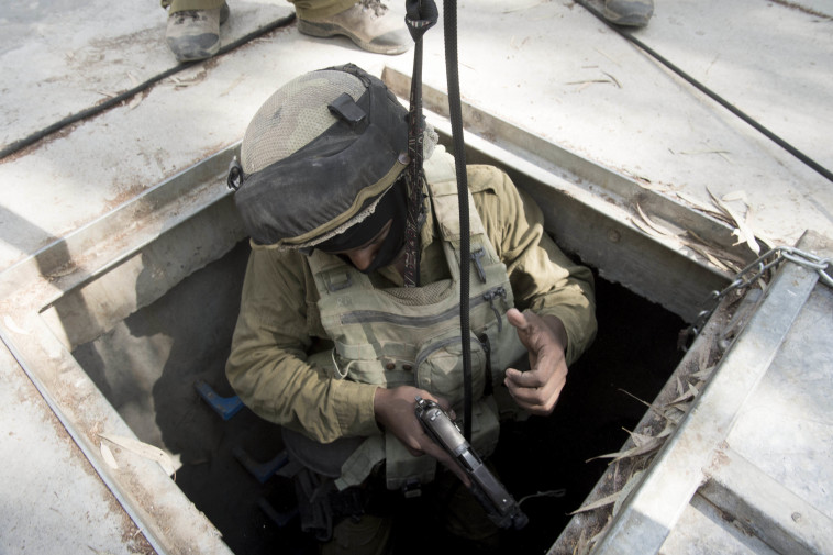 חייל ביהל"ם מתרגל חשיפת מנהרות. צילום: דובר צה"ל