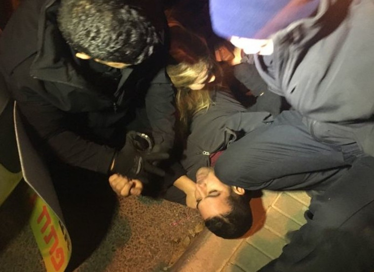 נפתלי נעצר בהפגנה בפ"ת. צילום: אבשלום ששוני