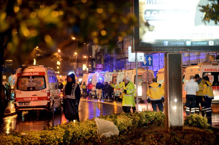 אמבולנסים בזירת הירי באיסטנבול. צילום: רויטרס