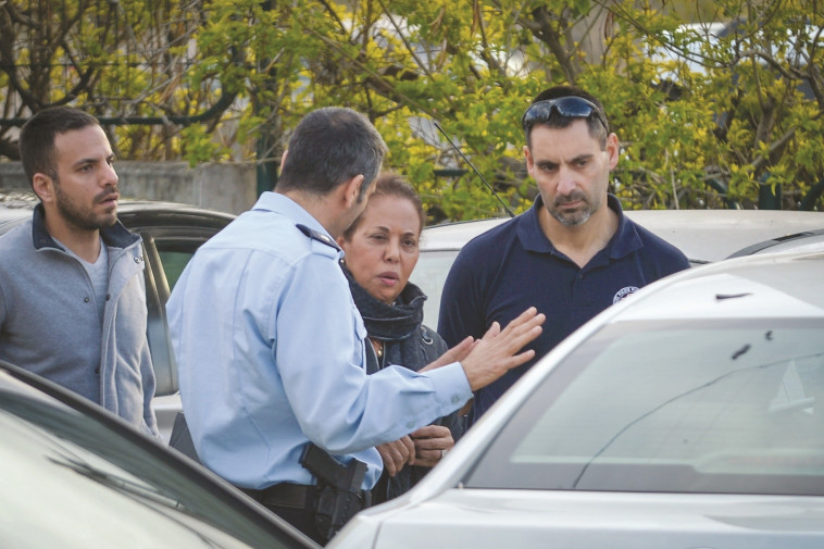 מרגלית צנעני ליד רכבה. צילום: רועי אלימה, פלאש 90