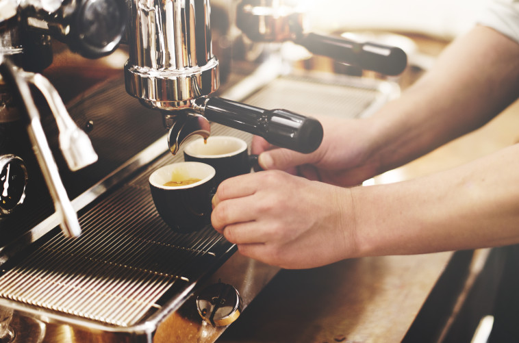 istockphoto  .הנתונים הראו באופן עקבי קשר ישיר בין שתיית קפה להפחתת הסיכון למוות בטרם עת