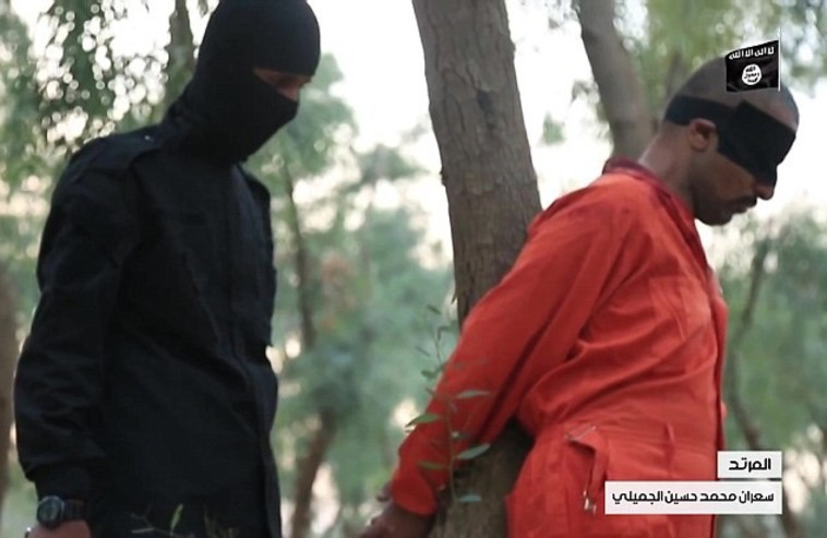 פעילי דאעש מוציאים להורג שבויים. צילום מסך