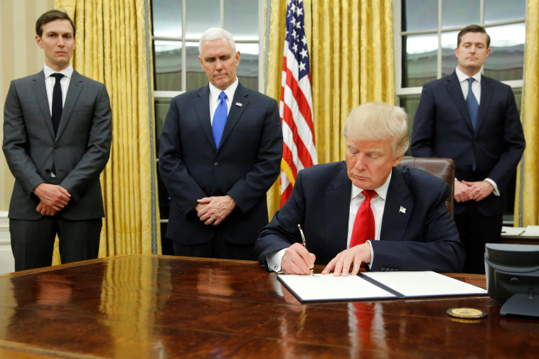 נגד מורשת קודמו. דונלד טראמפ חותם על ההחלטה הנשיאותית הראשונה שלו, צילום: רויטרס