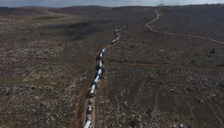 שיירת האוטובוסים בדרכה לעמונה. צילום: מטה מאבק עמונה