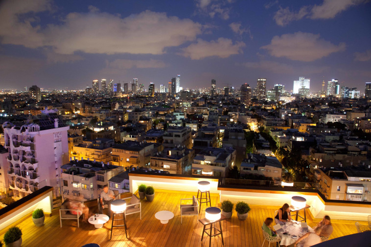 רומנטיקה על גגות תל אביב. מסעדת "בלו סקיי". צילום: דניאל לילה