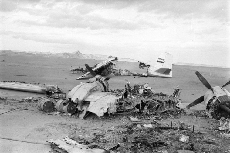 שרידי מטוס תובלה מצרי שנפגע בסיני. צילום: מיקי אסטל, במחנה