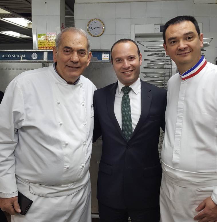 מימין לשמאל: השף הצרפתי לורן דלברי, חן ברונר, מנכ"ל המלון והשף שלום קדוש. צילום: רשת פתאל