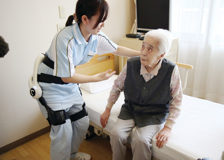 לא רק פרנסה אלא התמחות משמעותית. בית אבות ביפן, צילום: AFP