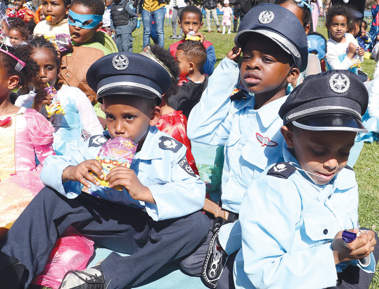 ילדים מתחפשים לשוטרים. צילום: עדי אבישי