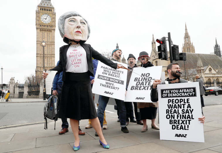 מפגינים נגד הברקזיט בלונדון. צילום: רויטרס