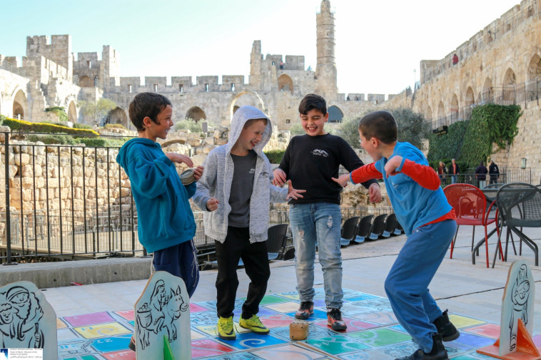 מבקרים בבירה. צילום: ריקי נחמן