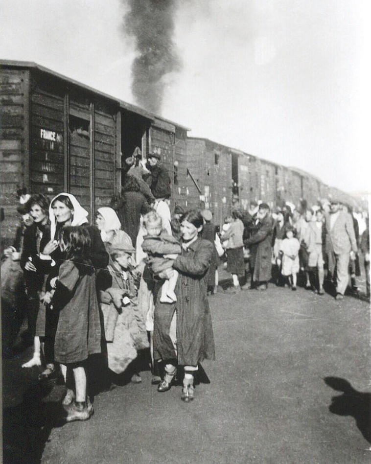 יהודים מועלים לרכבות בדרך לטרבלינקה. צילום: ויקיפדיה