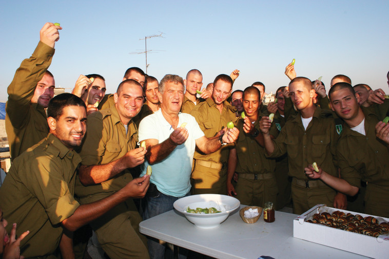 צביקה לוי עם חיילים בודדים. צילום: פרטי