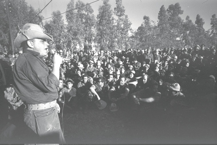 אריק לביא מופיע בפני מילואימניקים ב-27 במאי 1967. צילום: נחום גוטמן, לע"מ