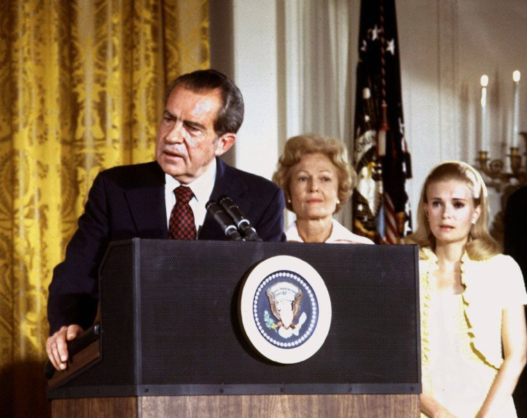 אותו החשד. ריצ'רד ניקסון מודיע על התפטרותו, צילום: רויטרס