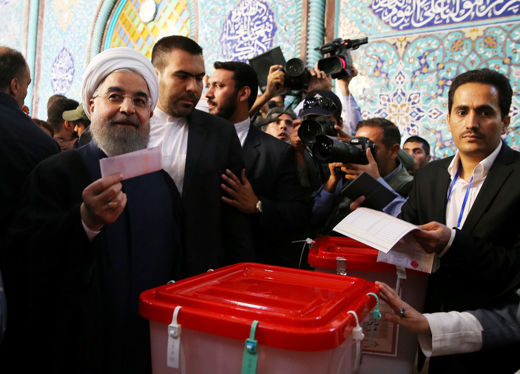 חסן רוחאני מצביע בבחירות. צילום: רויטרס