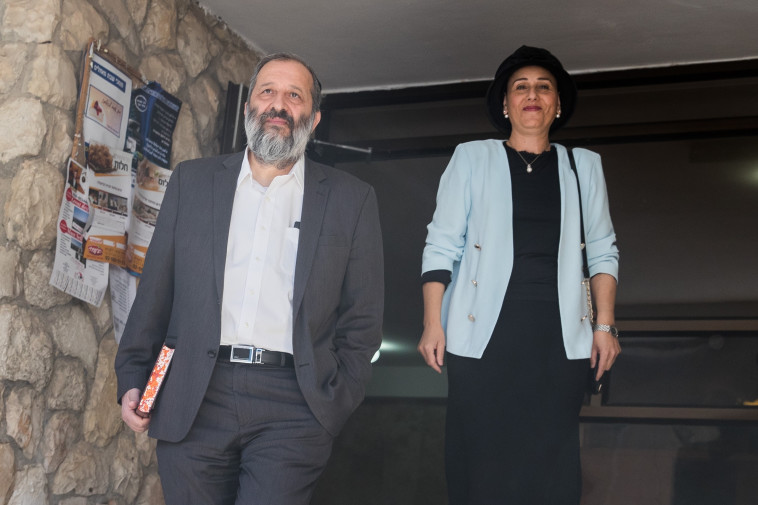 יפה ואריה דרעי יוצאים מביתם בירושלים לחקירה בלהב 433