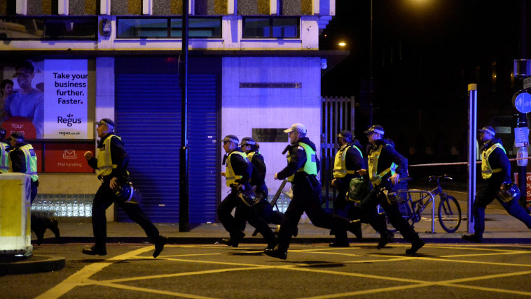 כוחות הביטחון הבריטים בדקות הראשונות שלאחר הפיגוע בלונדון. צילום: רויטרס