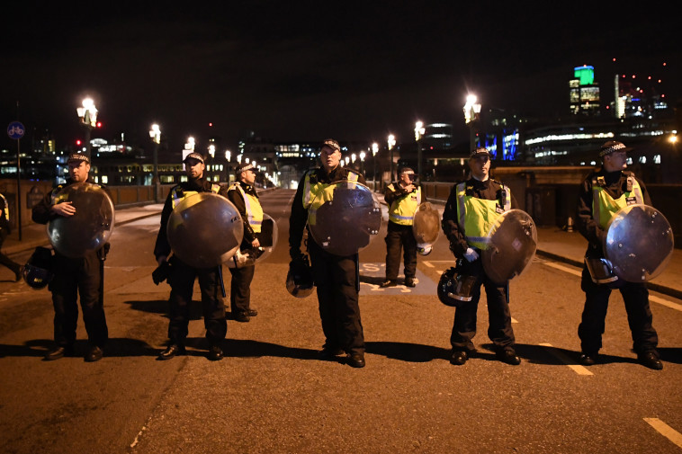 כוחות המשטרה הבריטיים באזור הפיגוע בלונדון. צילום: רויטרס