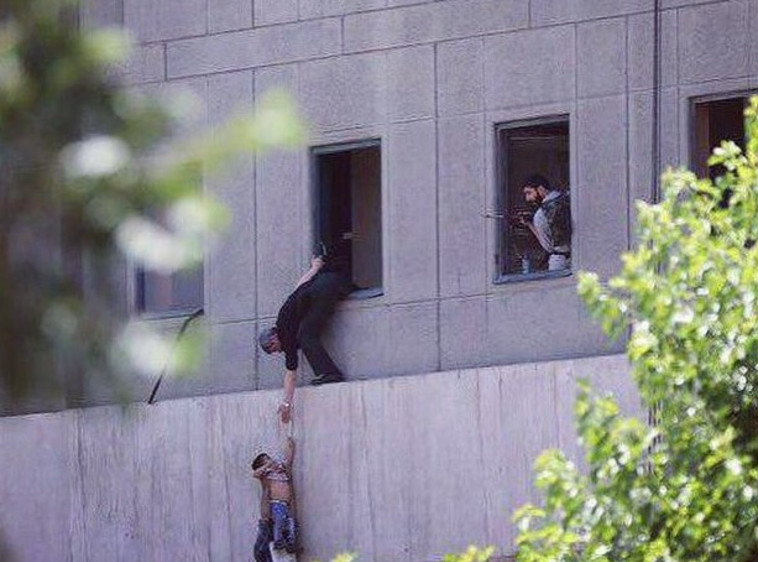 חילוץ בני ערובה מתוך בניין הפרלמנט. צילום: רויטרס