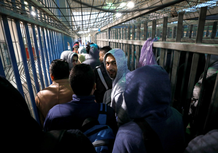 פלסטינים במחסום. הסכסוך הוא מקום מפגש כואב של פחד והשפלה. צילום: רויטרס 