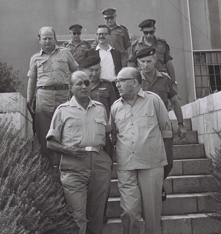 משה דיין ולוי אשכול מגיעים לאיו"ש לאחר כיבוש השטחים. 50 שנה של ישיבה בהם. צילום: אילן ברונר, לע"מ
