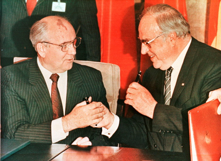 יחד עם מנהיג ברית המועצות מיכאיל גורבצ'וב. צילום: רויטרס