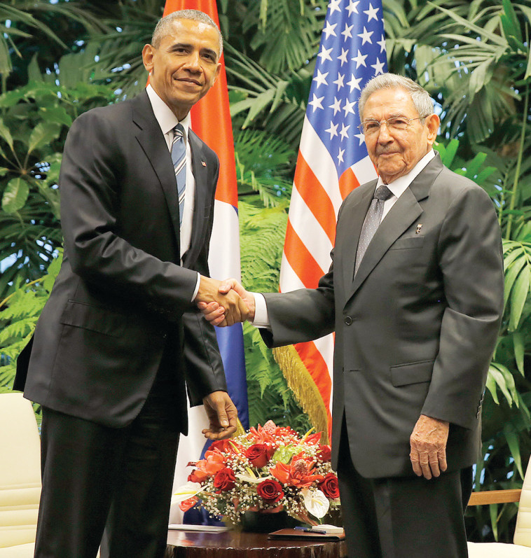 ברק אובמה לוחץ את ידו של ראול קסטרו