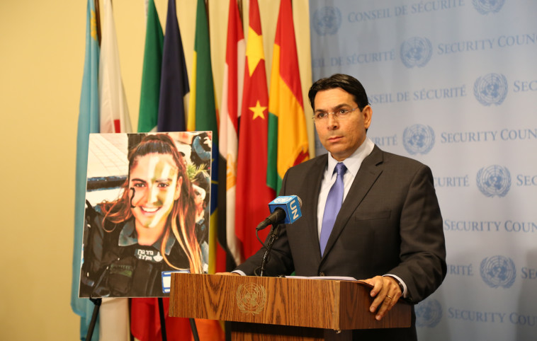 השגריר דנון מציג את תמונה הדס מלכא ז"ל. "ההנהגה הפלסטינית מסרבת להפסיק תמיכתה בטרור"