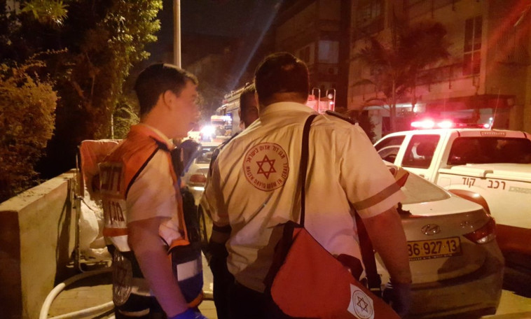זירת השריפה בתל אביב, הלילה. צילום: יוסי ברויאר, תיעוד מבצעי מד"א