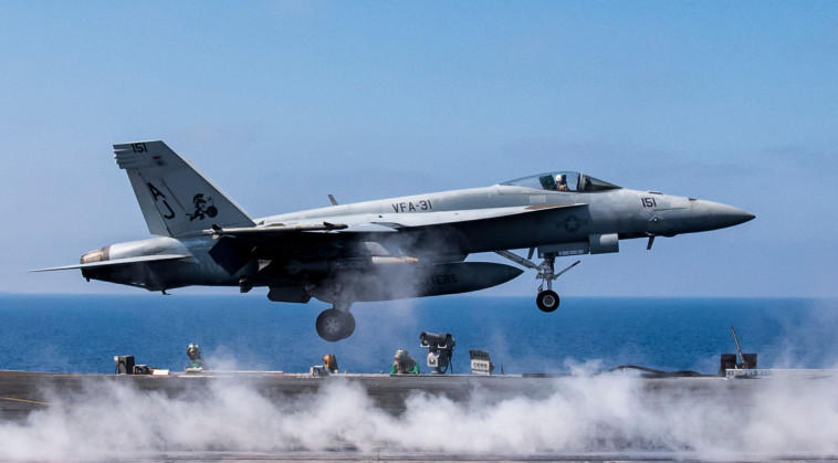 מטוס F-18 על סיפון נושאת המטוסים. צילום: AFP