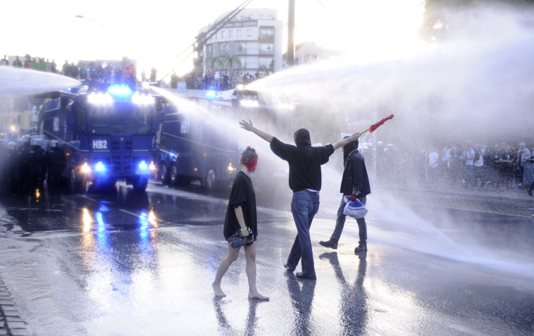 כוחות הביטחון מפזרים את המפגינים. במשטרה אמרו שעוצמת האלימות לא מפתיעה. צילום: AFP