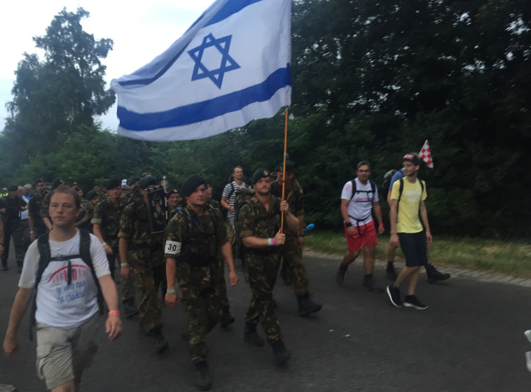 חיילים עם דגל ישראל בצעדת ארבעת הימים. "ברונו פיש ז"ל שכנע אותי להשתתף בה". צילום פרטי