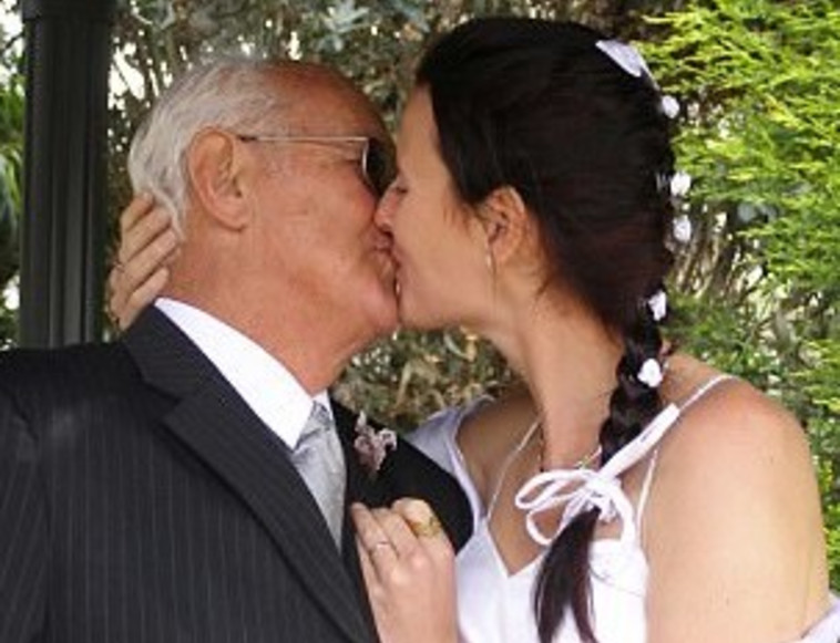 Старые с молодыми русское. Old man Kiss. Kiss old man and girl. Grandfather Kiss. Old man Kiss young.