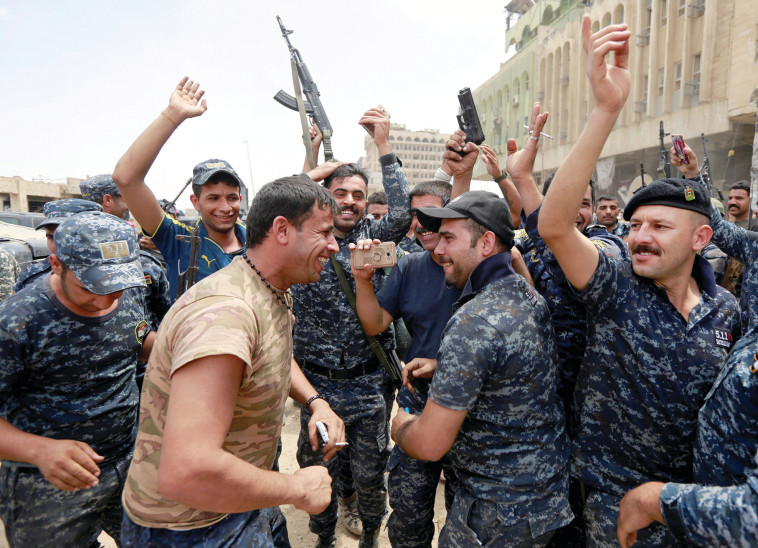 חיילי צבא עיראק חוגגים את שחרור מוסול. צילום: רויטרס